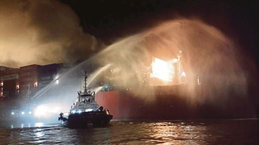 Dua kapal kontena terbakar