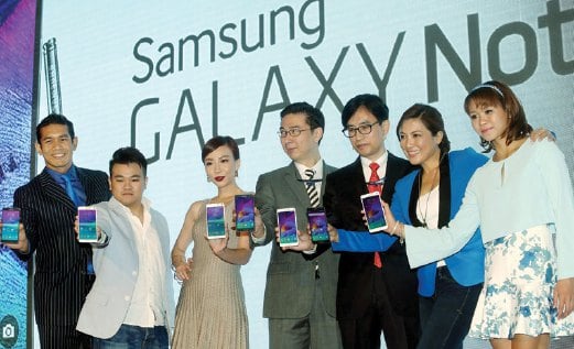 TIARA (dua dari kanan) ketika pelancaran Galaxy Note 4.