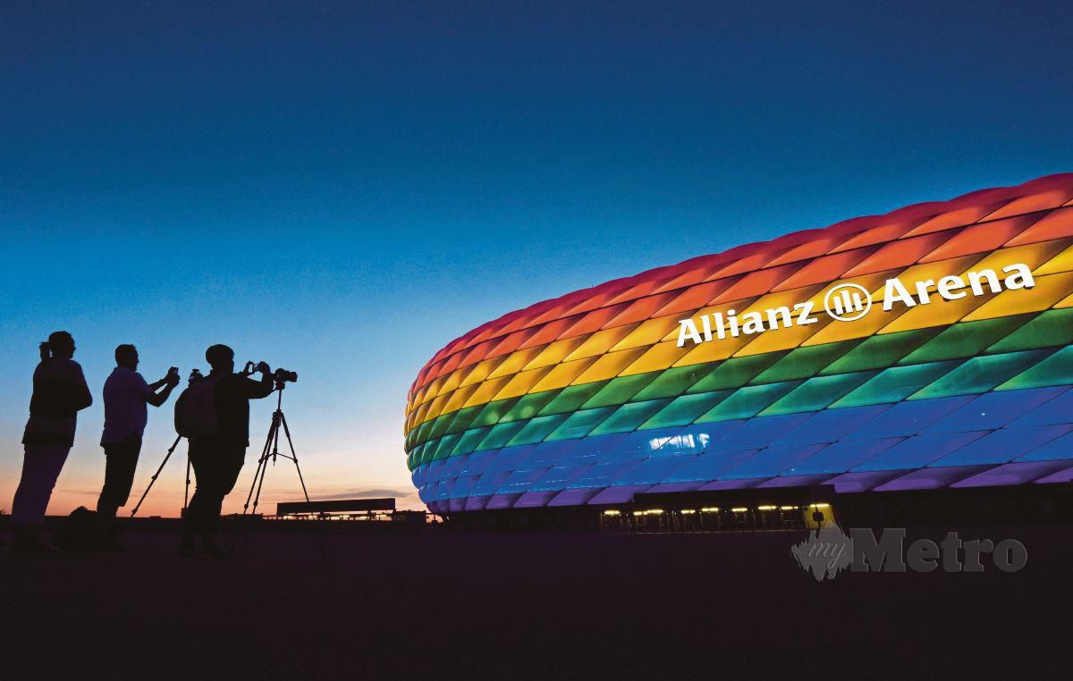 GAMBAR fail Allianz Arena diterangi dengan lampu warna pelangi sebagai sokongan kepada LGBT pada 9 Julai 2016. FOTO EPA