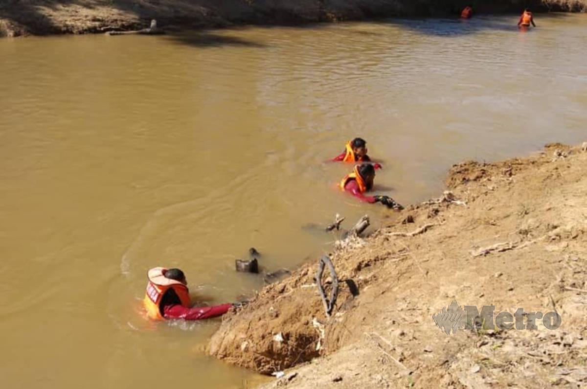 Anggota bomba melakukan pencarian di kawasan sungai di Kampung Charuk Padanv berhampiran mangsa dilaporkan hilang sejak lima hari lalu. FOTO IHSAN BOMBA