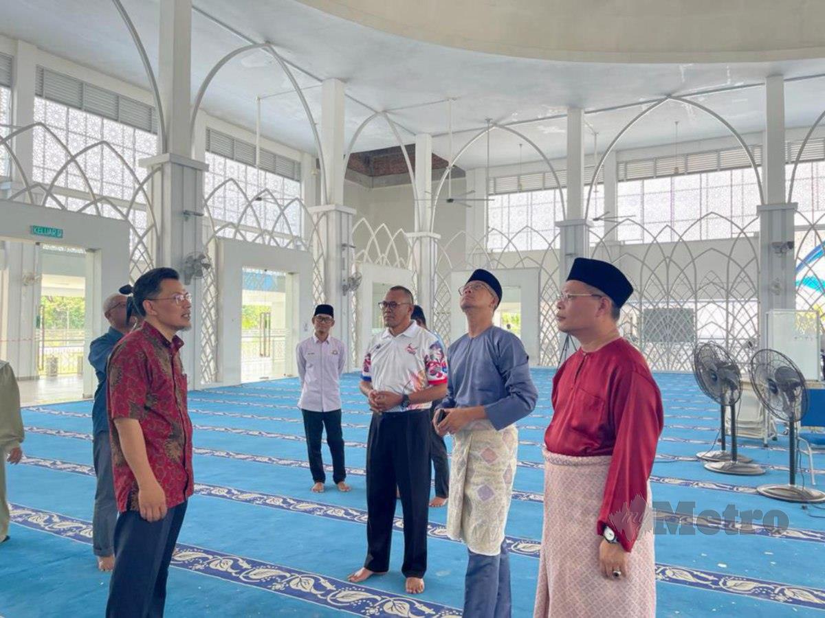 Mohd Fared melakukan tinjauan ke Masjid Taman Pulai Indah di sini, hari ini. FOTO IZZ LAILY HUSSEIN