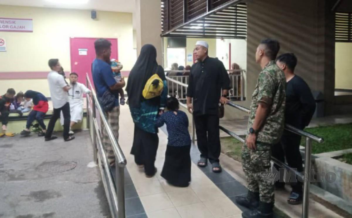 BEBERAPA ahli keluarga mangsa dilihat di Hospital Alor Gajah, sebentar tadi. FOTO Amir Mamat