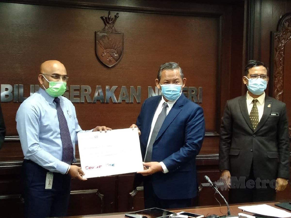 Aminuddin Harun (dua dari kanan) menerima sumbangan daripada pihak swasta bagi Tabung Bencana Negeri Sembilan di Wisma Negeri. FOTO Mohd Amin Jalil.