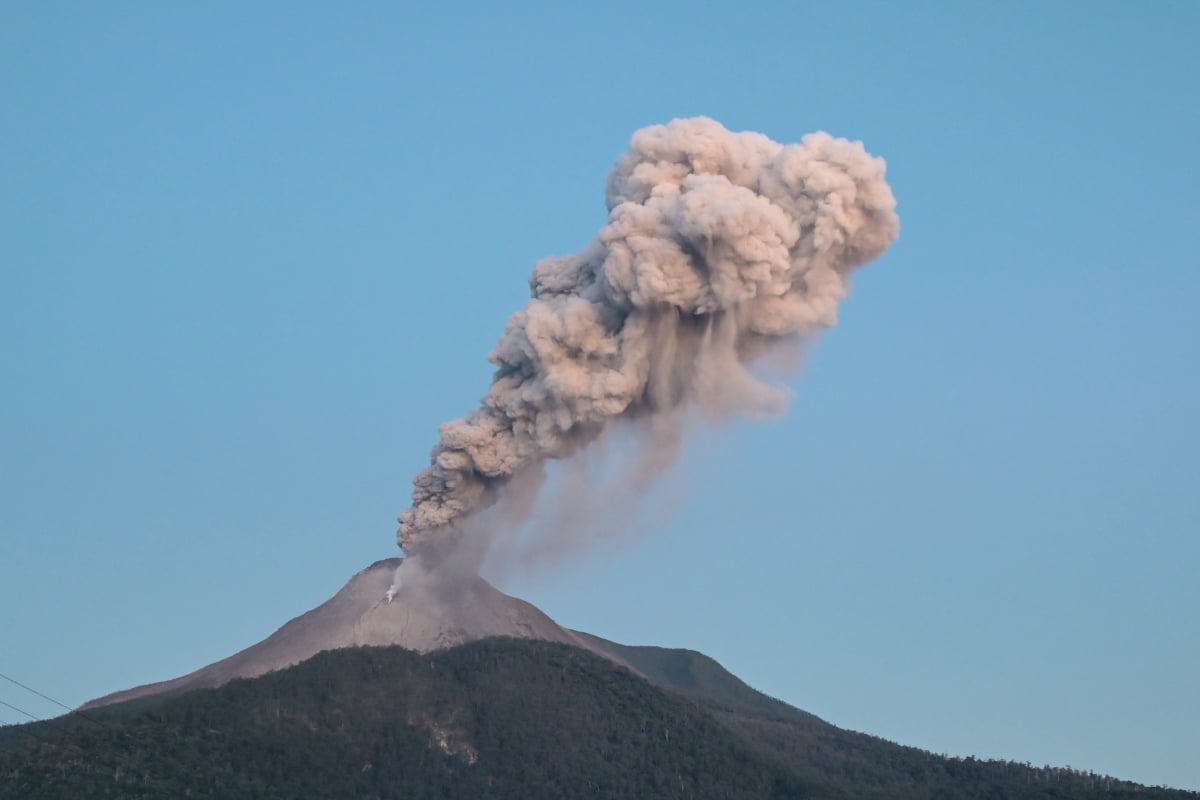 ABU daripada letusan Gunung Lewotobi Laki-Laki jejas dua lapangan terbang. FOTO AFP.