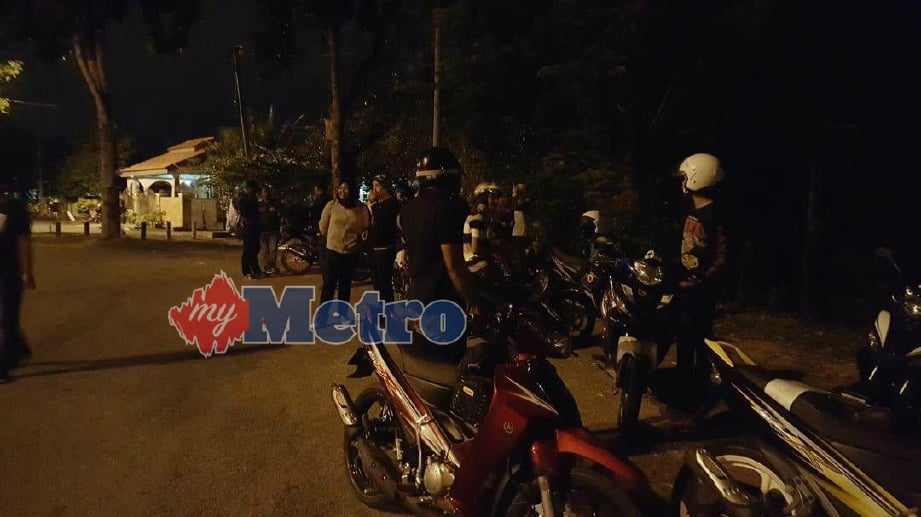 POLIS membuat pemeriksaan ke atas penunggang motosikal dalam Ops Bersepadu Pencegahan Jenayah Ambang Tahun Baru di sekitar daerah Kubang Pasu bermula semalam hingga hari ini. FOTO Ihsan PDRM