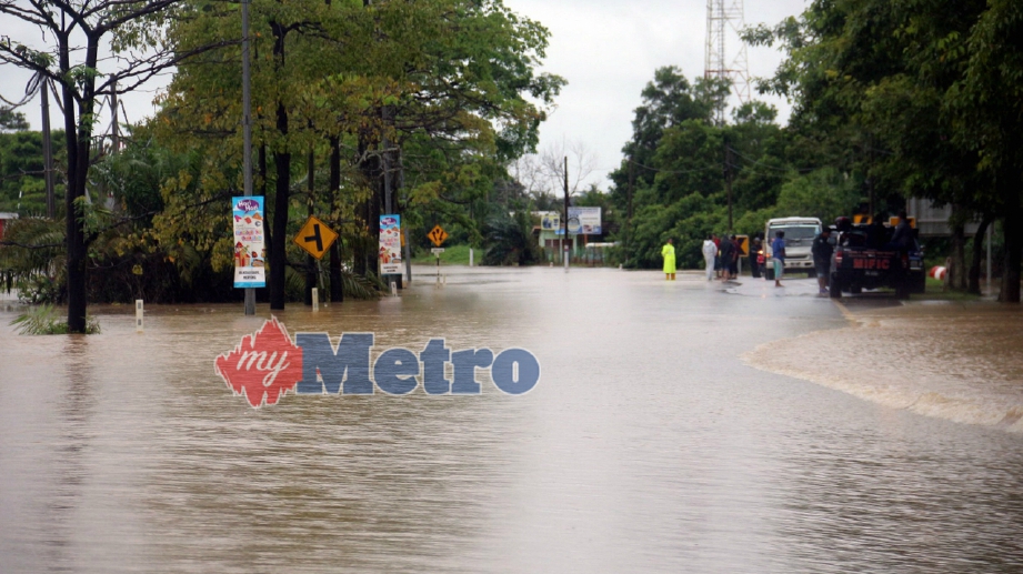  KEADAAN banjir di KM2 jalan Mersing ke Jemaluang yang dinaiki air dan di tutup kepada kenderaan ringan. FOTO Mohd Sah Muda