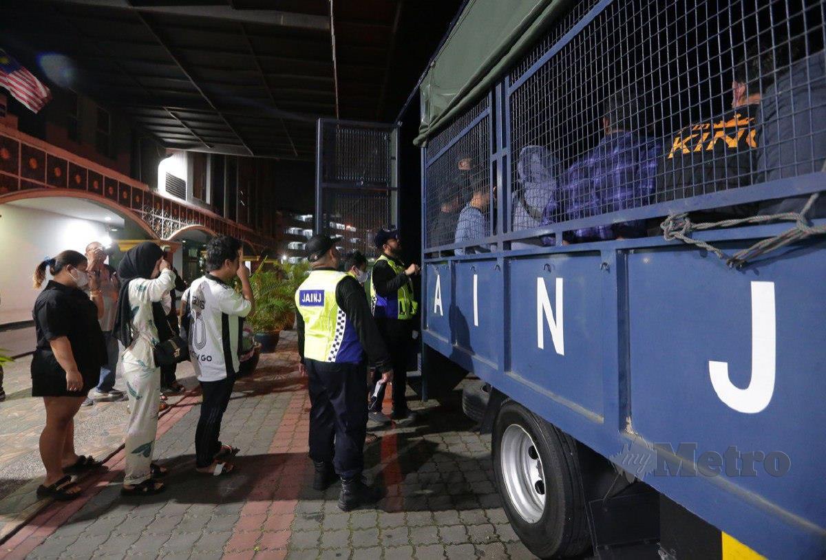 Antara pasangan yang ditahan oleh Bahagian Penguatkuasaan Jabatan Agama Islam NegeriJohor dalam  'Ops Ambang Tahun Baru' sempena Tahun Baru 2023 di hotel sekitar daerah Senai dan Kulai, Johor. FOTO NUR AISYAH MAZALAN