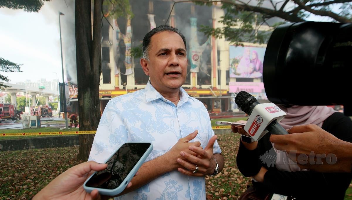 Pengarah Urusan Kumpulan Jakel, Datuk Seri Mohamed Faroz Mohamed Jakel ditemui media ketika kebakaran gedung tekstil terkemuka, Jakel cawangan Shah Alam yang musnah dalam kejadian kebakaran awal pagi tadi. FOTO FAIZ ANUAR