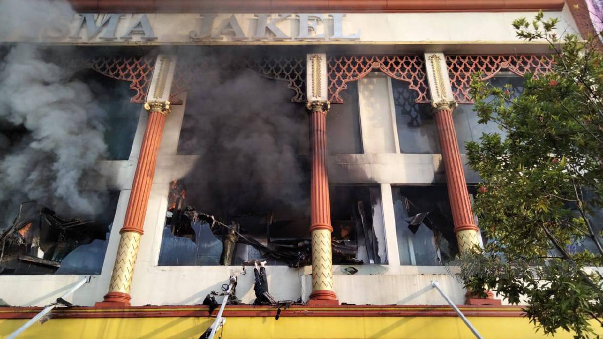 Gedung tekstil terkemuka, Jakel cawangan Shah Alam hampir musnah dalam kejadian kebakaran pada awal pagi ini. FOTO ihsan Bomba