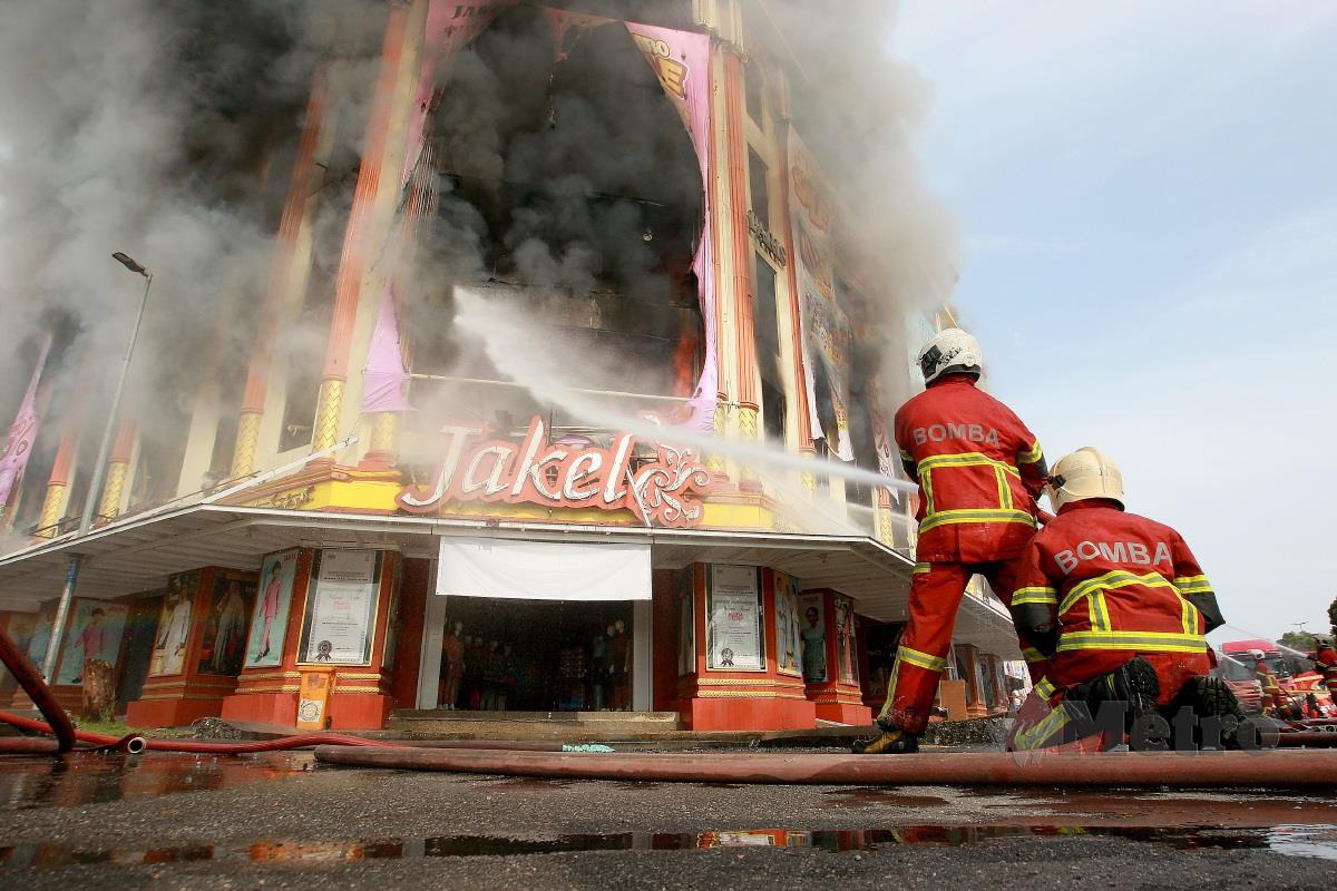 Anggota Jabatan Bomba dan Penyelamat Malaysia berusaha memadam kebakaran gedung tekstil terkemuka, Jakel cawangan Shah Alam yang musnah dalam kejadian kebakaran awal pagi tadi. FOTO FAIZ ANUAR