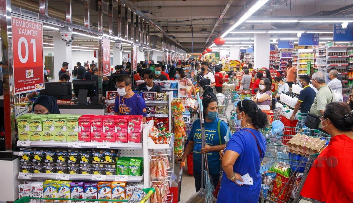 Orang awam membeli barang keperluan ketika hari pertama pembukaan NSK Trade City di USJ One City, USJ 21. FOTO AZIAH AZMEE