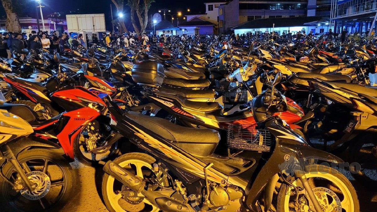  Sebahagian lebih 400 motosikal yang diperiksa dan dibawa ke BSPT IPD Kota Setar dalam Op Samseng Jalanan sempena Malam Tahun Baru 2024 di persimpangan Kepala Batas. FOTO IHSAN PDRM