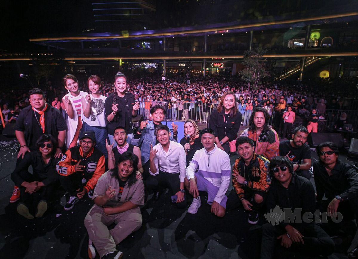DJ Lin (berdiri tiga dari kiri) bersama sebahagian artis, penyampai radio Suria FM dan kakitangan memeriahkan konsert.