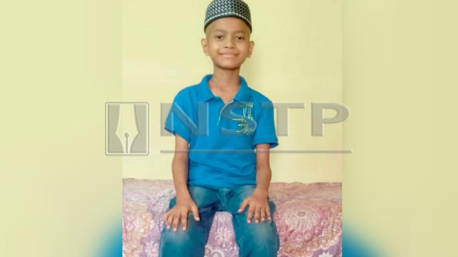 MUHAMMAD Azwar Mohd Ariff, 12, masih lagi boleh tersenyum walaupun keadaannya lemah dan pucat selepas rawatan kimoterapi. FOTO Ihsan Che Anisah Md Saad