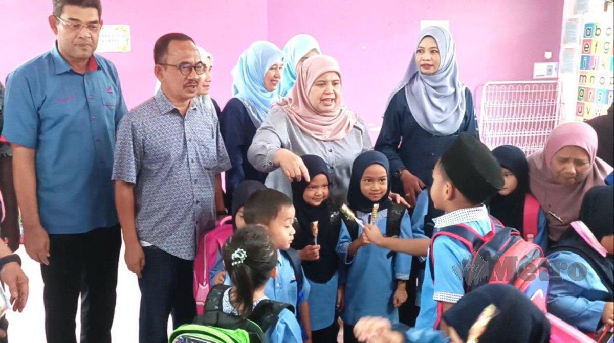 Timbalan Menteri Kemajuan Desa Dan Wilayah KKDW, Datuk Rubiah Wang (tengan) bertanya khabar kanak-kanak Tabika ketika melawat Tabika Kemas Kuala Jengai. FOTO Rosli Ilham