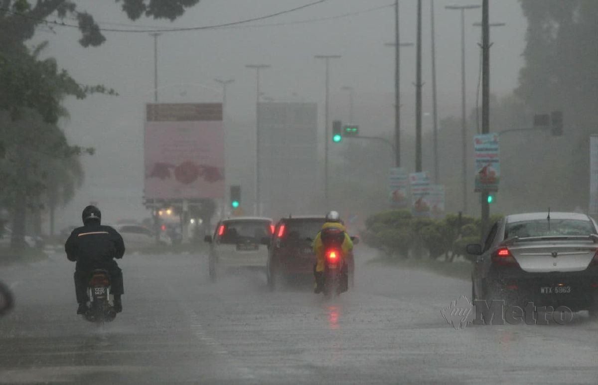 Hujan lebat di beberapa tempat di sekitar bandar Kuantan FOTO MUSTAFFA KAMAL
