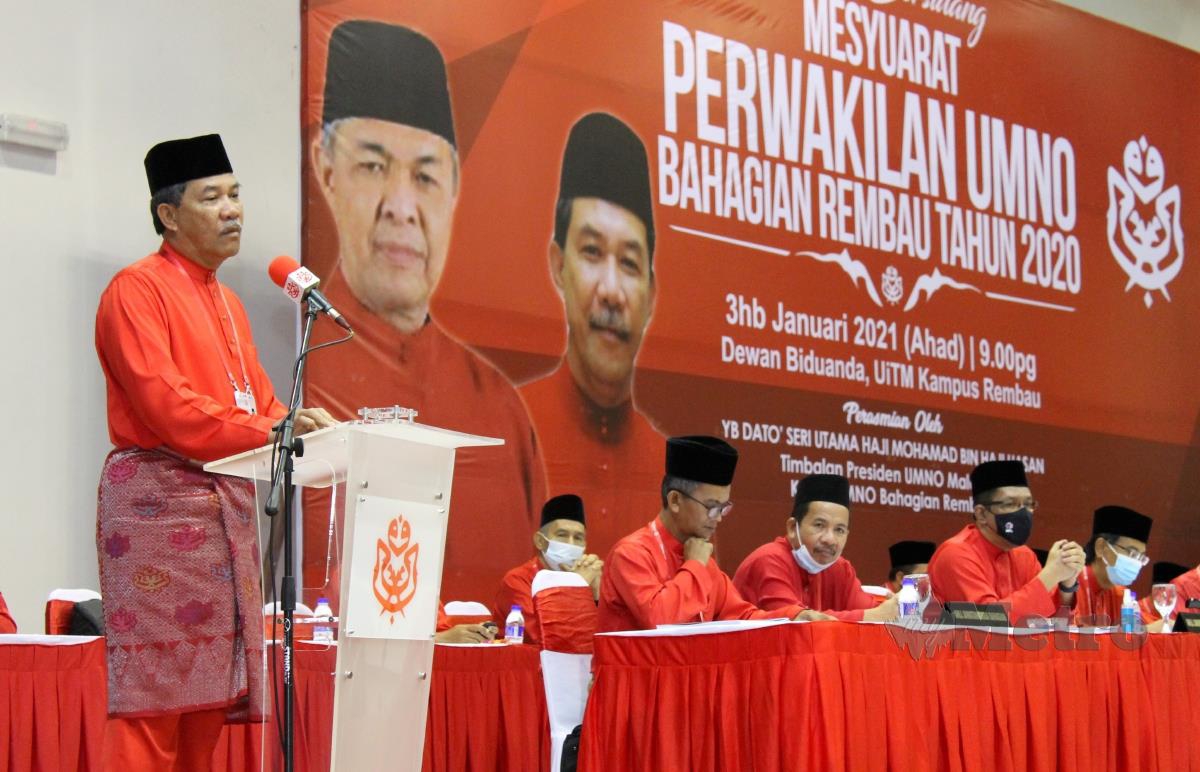 Datuk Seri Mohamad Hasan ketika berucap  merasmikan Mesyuarat Perwakilan UMNO Bahagian Rembau 2020 di Dewan Biduanda Universiti Teknologi Mara (UiTM) Rembau. FOTO Mohd Amin Jalil