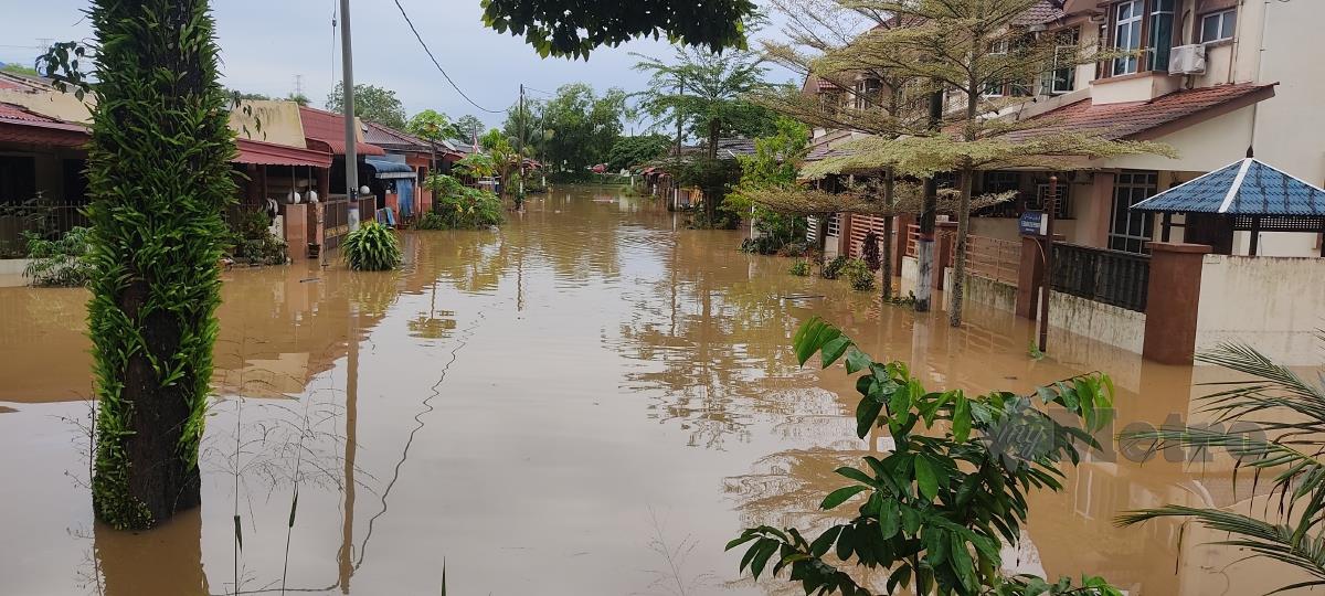 Keaadan banjir di Taman Slim Permai yang terletak di tepi Kampung Balun masih digenangi air. FOTO ROSMAN SHAMSUDIN