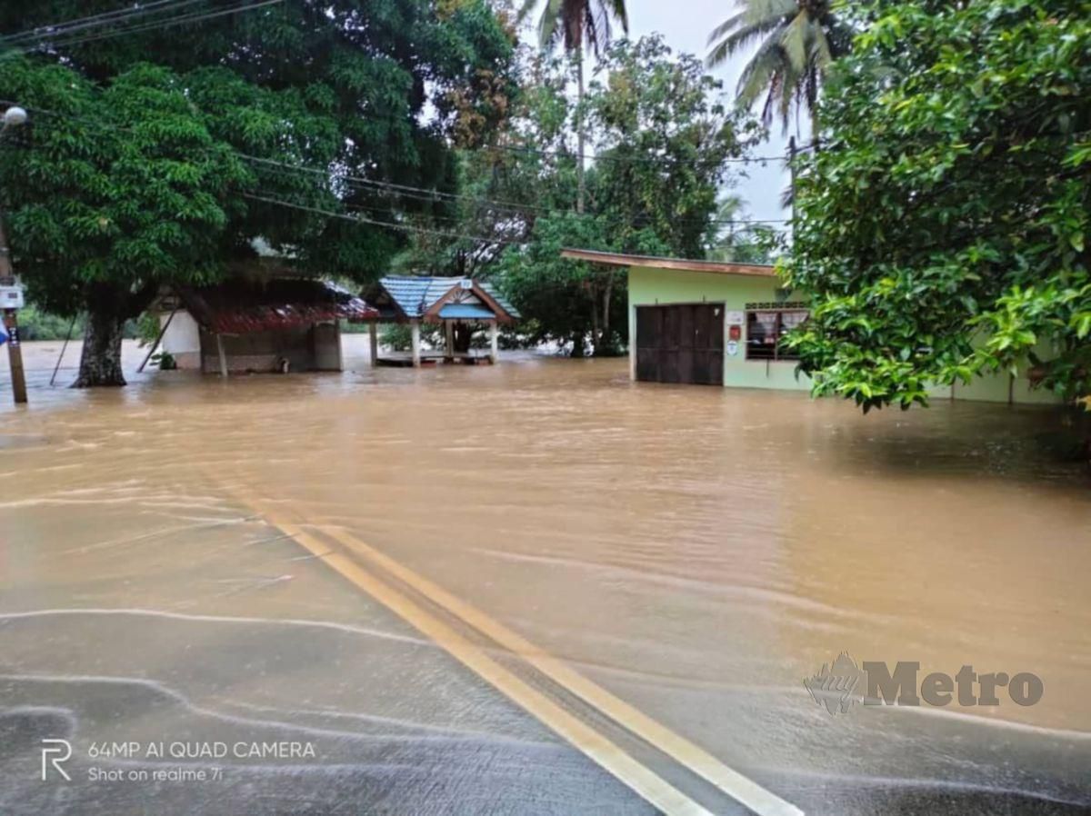 Keadaan banjir di salah sebuah kampung di Dungun. FOTO IHSAN APM TERENGGANU