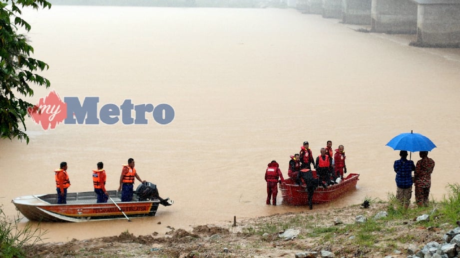 ANGGOTA bomba dan penyelamat dari Pasukan Penyelamat Di Air (PPDA), Jabatan Pertahanan Awam (JPAM) dan juga anggota Pertahanan Awam Malaysia (APM) bekerjasama meneruskan operasi mencari mangsa lemas, Alif Aiman Mohd Adli, 12, di Sungai Kelantan, Kampung Pak Limah, Salor, Kota Bharu. FOTO Faris Zainuldin
