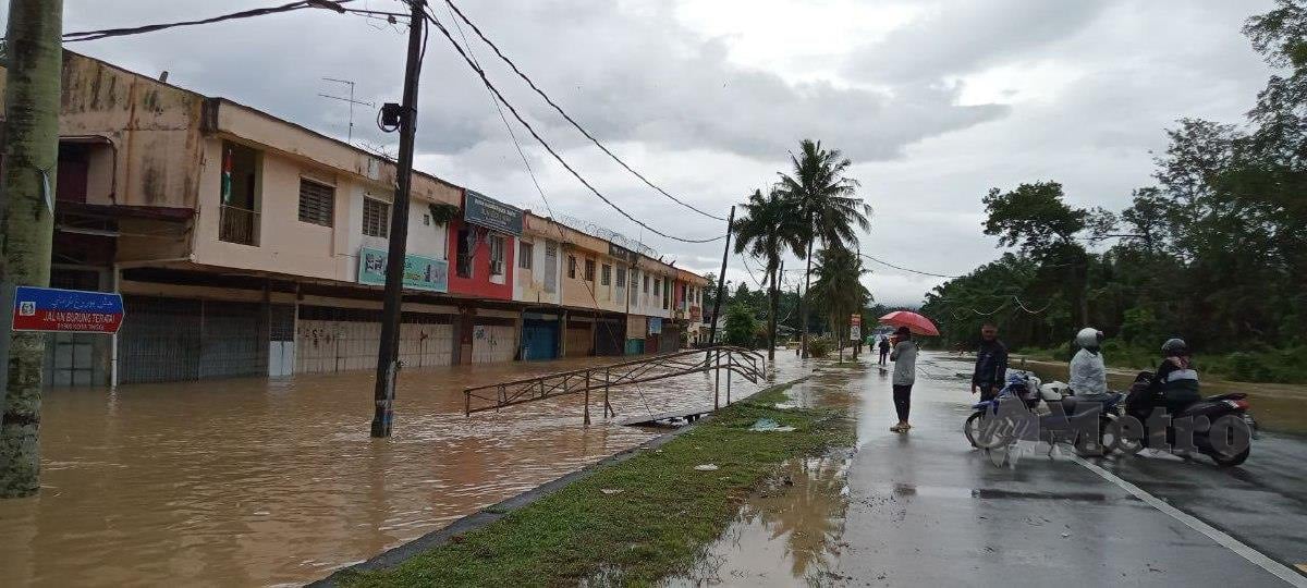 Keadaan deretan kedai dan perumahan di Taman Aman dan Taman Mawai yang dinaiki air akibat hujan lebat berterusan. FOTO OMAR AHMAD