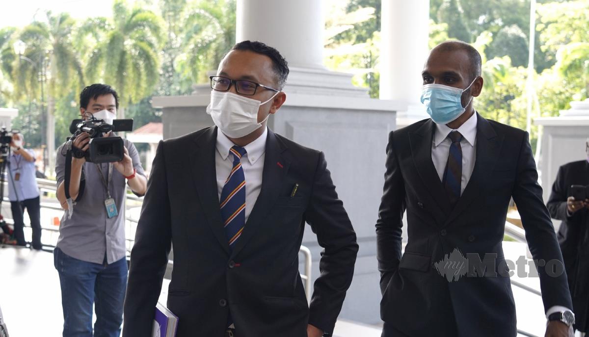 Peguam, Mohd Fikah Sanusi (kiri) dan Ponnusamy Kalaichelvan, yang mewakili pegawai kanan SPRM, Shahrum Nizam Baharuddin, tiba di bangunan Kompleks Mahkamah Kuala Lumpur. FOTO MOHAMAD SHAHRIL BADRI SAALI