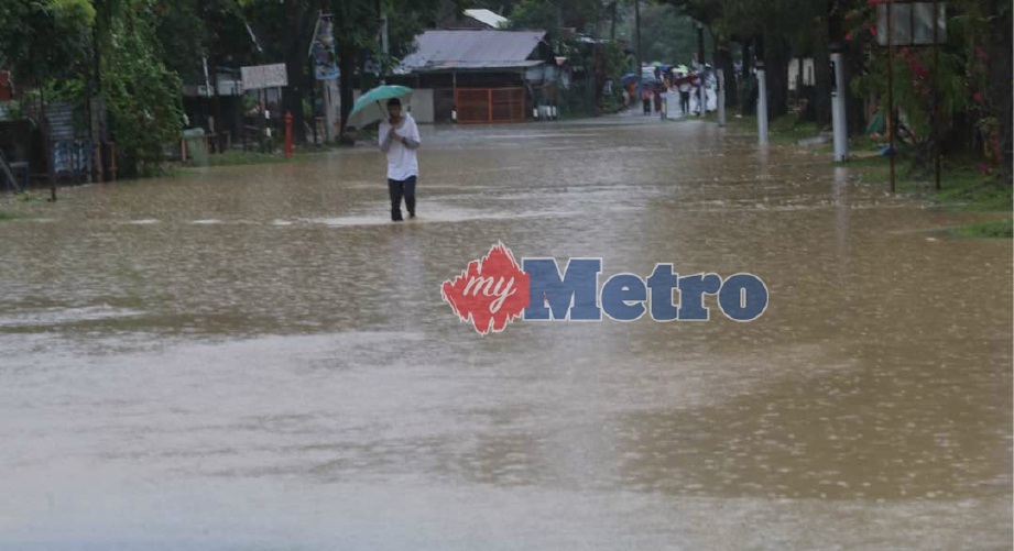 BANJIR kilat berlaku di Jalan P Ramlee, akibat hujan lebat sejak tengah malam tadi. FOTO Danial Saad