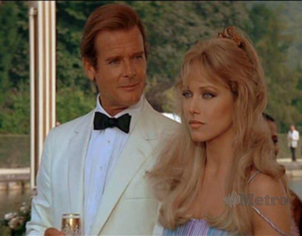 Bersama Roger Moore dalam filem James Bond : A View To A Kill pada 1985.