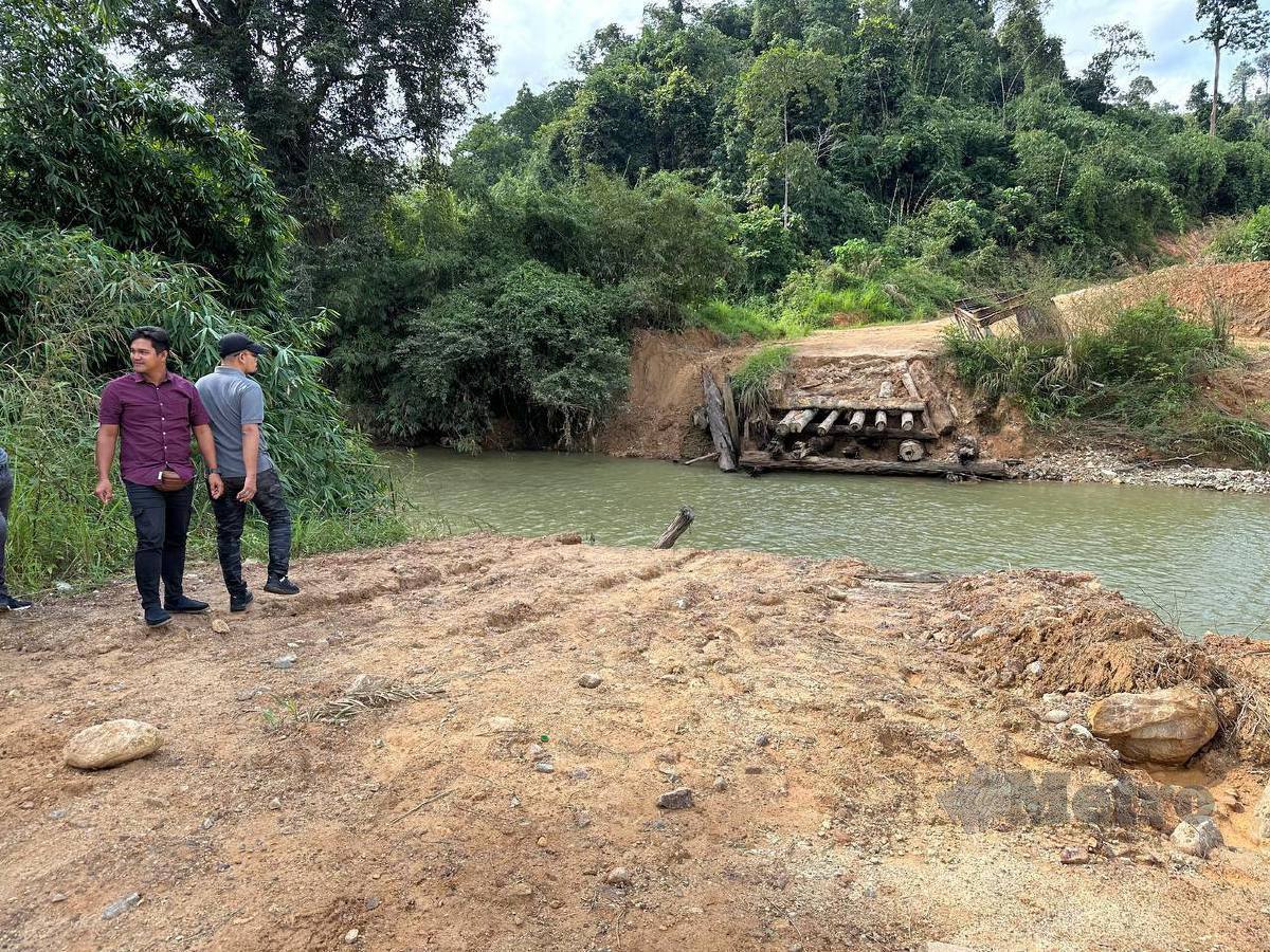 Jambatan Sungai Dapok yang menghubungkan Kampung Miak, rosak pada 21 Disember lalu. FOTO Paya Linda Yahya