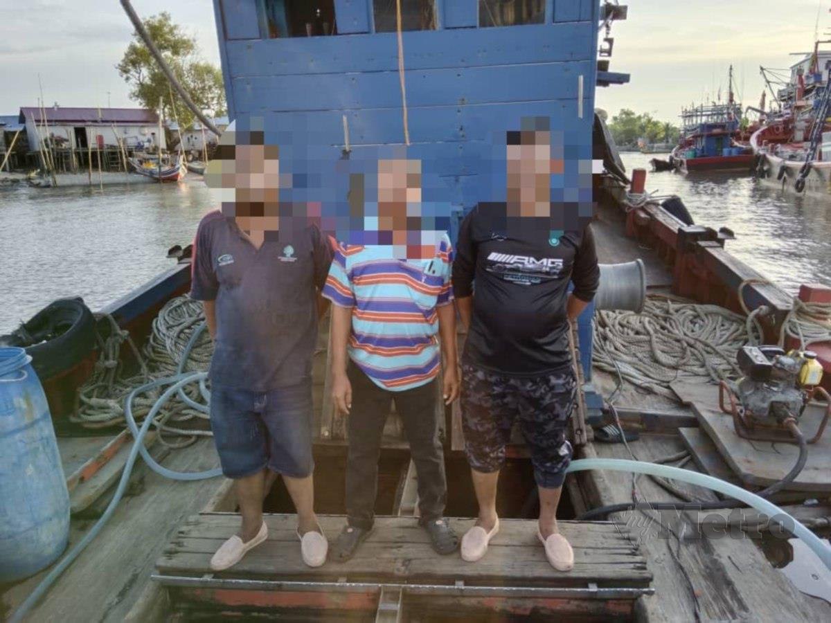 APMM Zon Maritim Kuala Perlis menahan tiga kru bot nelayan termasuk tekong dalam sebuah bot kerana didapati melanggar syarat perikanan termasuk cuba menyeludup diesel bersubsidi ke Thailand di sekitar perairan Kuala Perlis, di sini, semalam. FOTO IHSAN APMM KUALA PERLIS
