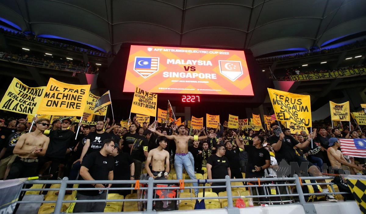 Sebahagian daripada penyokong pada perlawanan AFF Mitsubishi Electric Cup 2022 antara Malaysia menentang Singapura di Stadium Nasional Bukit Jalil. FOTO EIZAIRI SHAMSUDIN