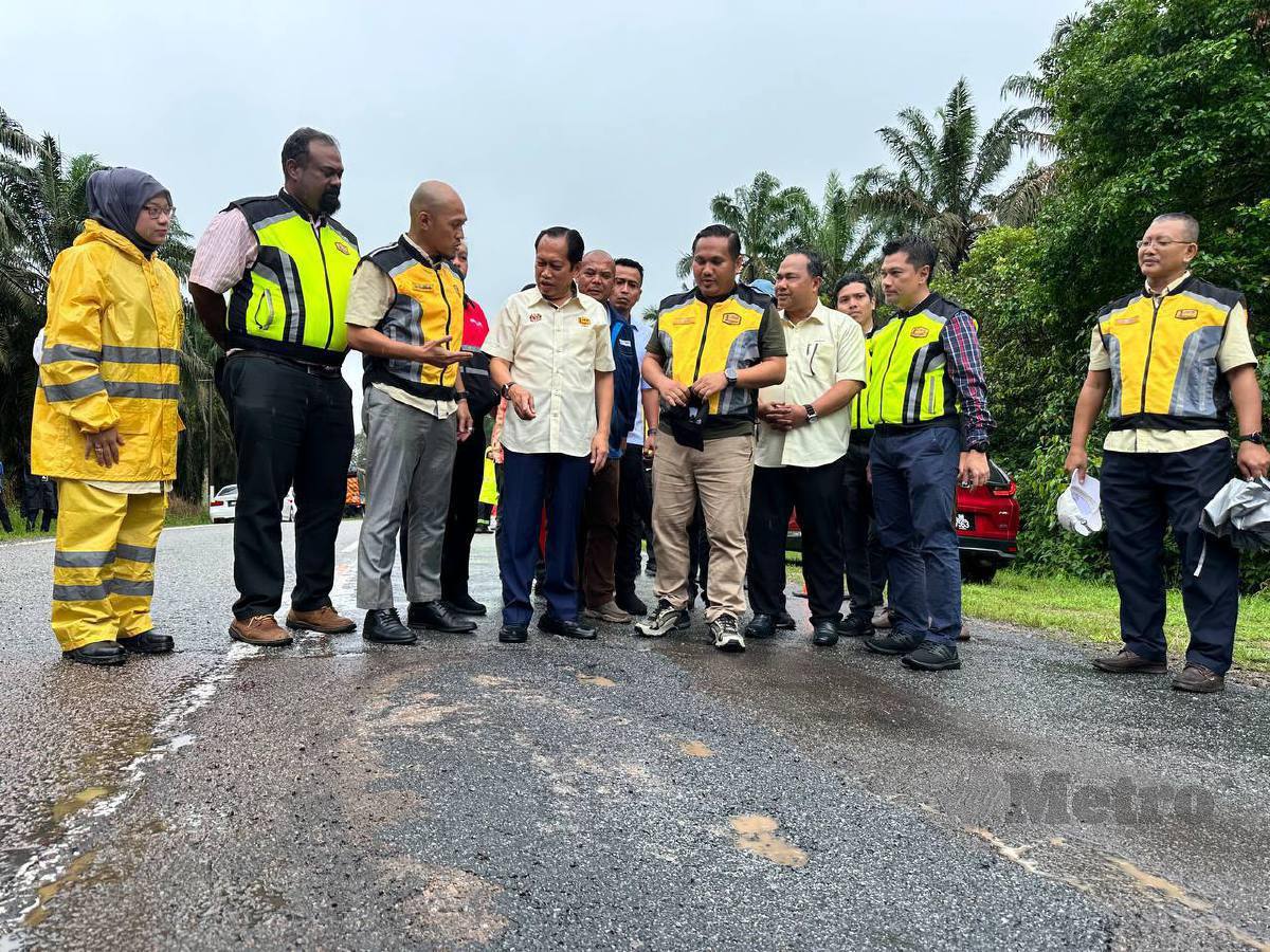 Timbalan Menteri Kerja Raya, Datuk Seri Ahmad Maslan membuat tinjauan  jalan rosak di Jalan Kluang - Mersing, Kluang, Johor. Foto Mohamad Fahd Rahmat