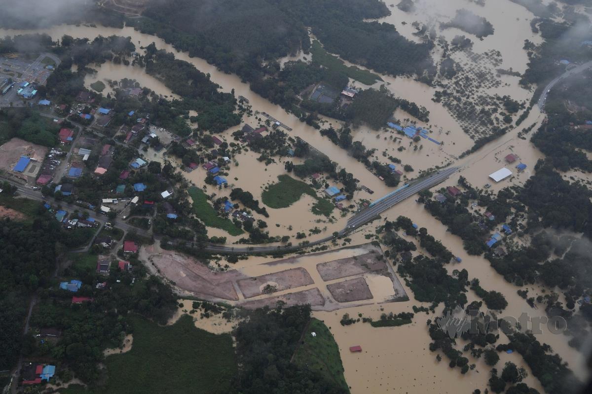 Pemandangan udara menunjukkan sebahagian kawasan Temerloh yang dilanda banjir hari ini. FOTO BERNAMA