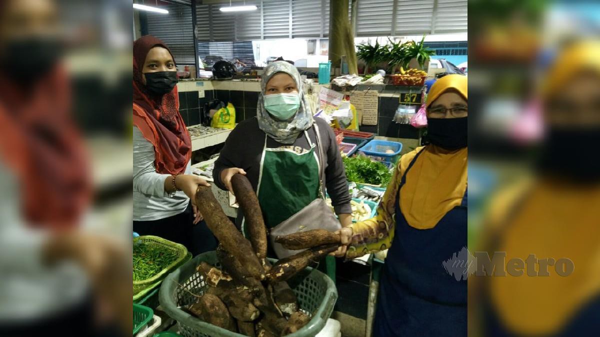 Peniaga pelbagai jenama hasil ubi di Pasar Awam bandar Segamat, Rom Taib (kanan) bersama rakan peniaga ubi yang turut menjual hasil produk makanan tradisi, itu. FOTO AHMAD ISMAIL
