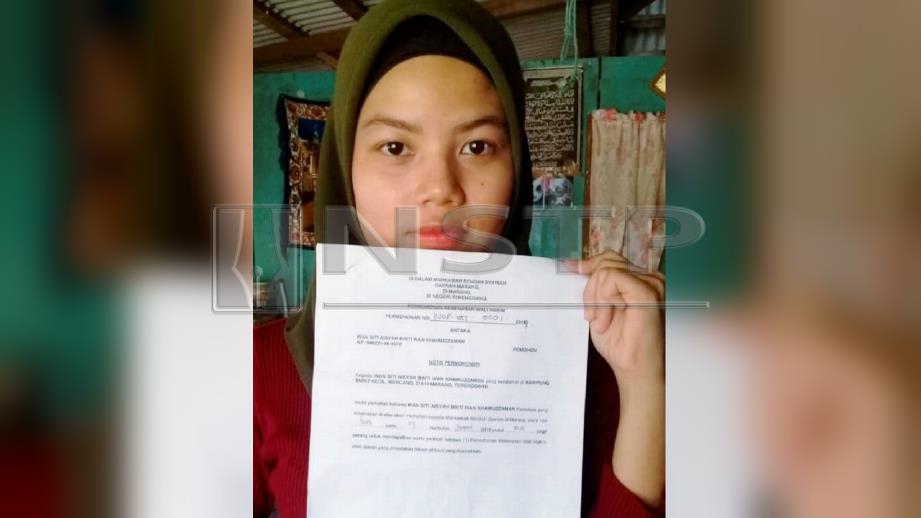 WAN Siti Aisyah Wan Khairuzzaman, 21, menunjukkan surat mahkamah sambil merayu bapa saudaranya, Wan Kamarul Bahrin Wan Yusof tampil menjadi wali pernikahannya pada 25 Januari ini. FOTO Malik Muhamad