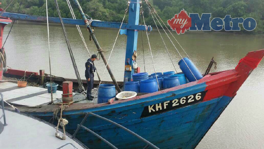 ANGGOTA APMM Pangkalan Kuala Kedah memeriksa bot tempatan kelas C yang ditahan kira-kira 2.2 batu nautika barat laut Kuala Sala selepas didapati melanggar syarat sah lesen iaitu menangkap ikan kurang 15 batu nautika dari pantai, hari ini. FOTO Ihsan APMM