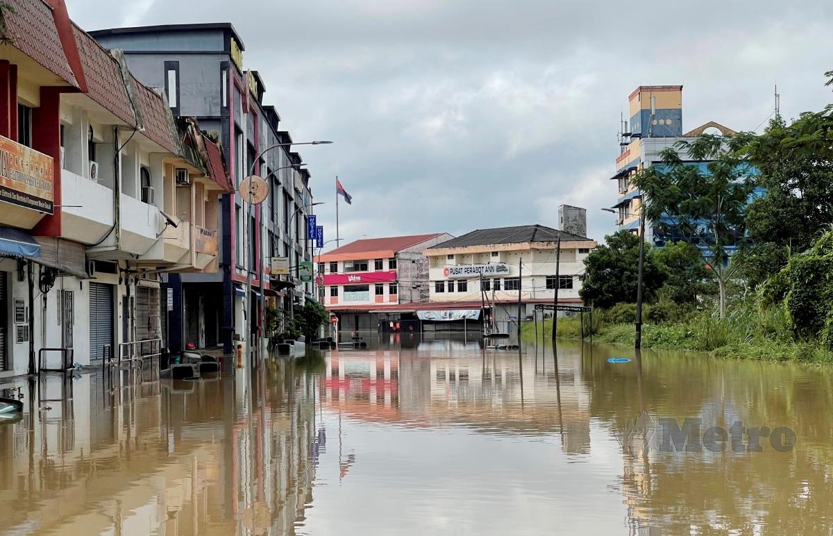 Keadaan terkini banjir di Bandar Kota Tinggi. FOTO NUR AISYAH MAZALAN