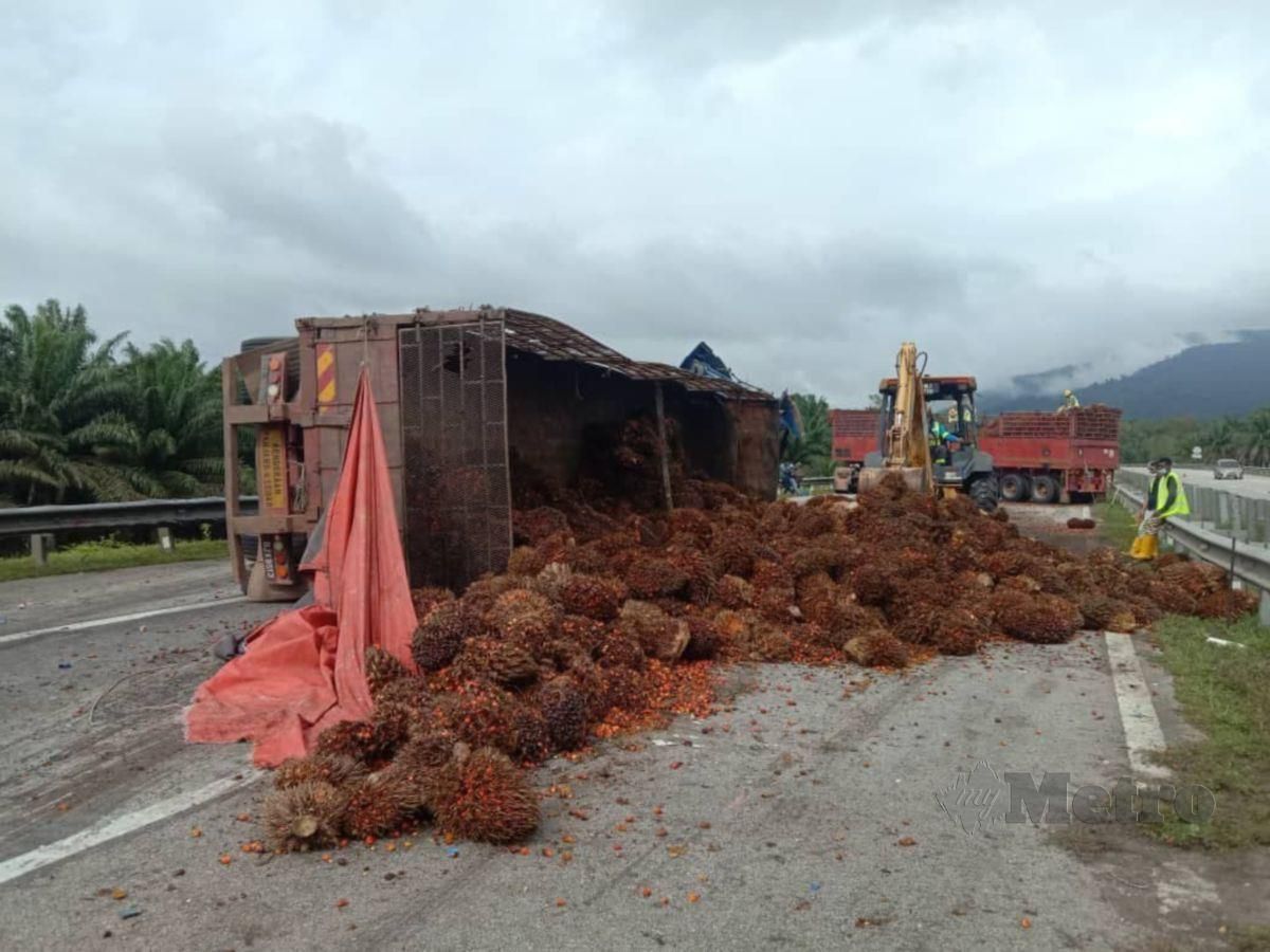 Keadaan lori sawit yang terbalik di LPT1. FOTO Ihsan FB Lembaga Lebuhraya Malaysia
