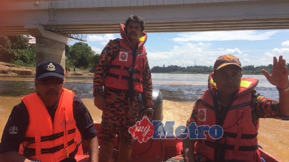 ANGGOTA penyelamat mencari mangsa yang dikhuatiri lemas di Sungai Kelantan, di Kampung Pak Limah, Salor. FOTO Siti Nor Hidayatidayu Razali