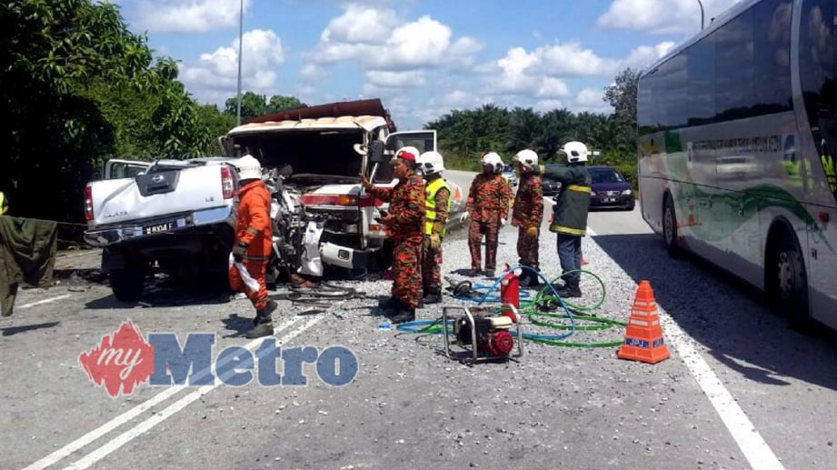 KEADAAN lori dan Nissan Navara yang terbabit kemalangan di Kilometer 18, Jalan Lipis-Benta, berhampiran Jabatan Pengangkutan Jalan (JPJ) Benta, Lipis. FOTO Ihsan Bomba
