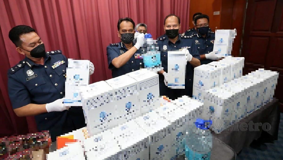 Pengarah Jabatan Kastam Diraja Malaysia (JKDM) Johor, Sazali Mohamad (tiga dari kanan) menunjukkan menunjukkan sebahagian air zamzam yang berjaya dirampas sebanyak 600 botol bersamaan 3000 liter pada sidang akhbar di Menara Kastam, Johor Bahru. FOTO NUR AISYAH MAZALAN