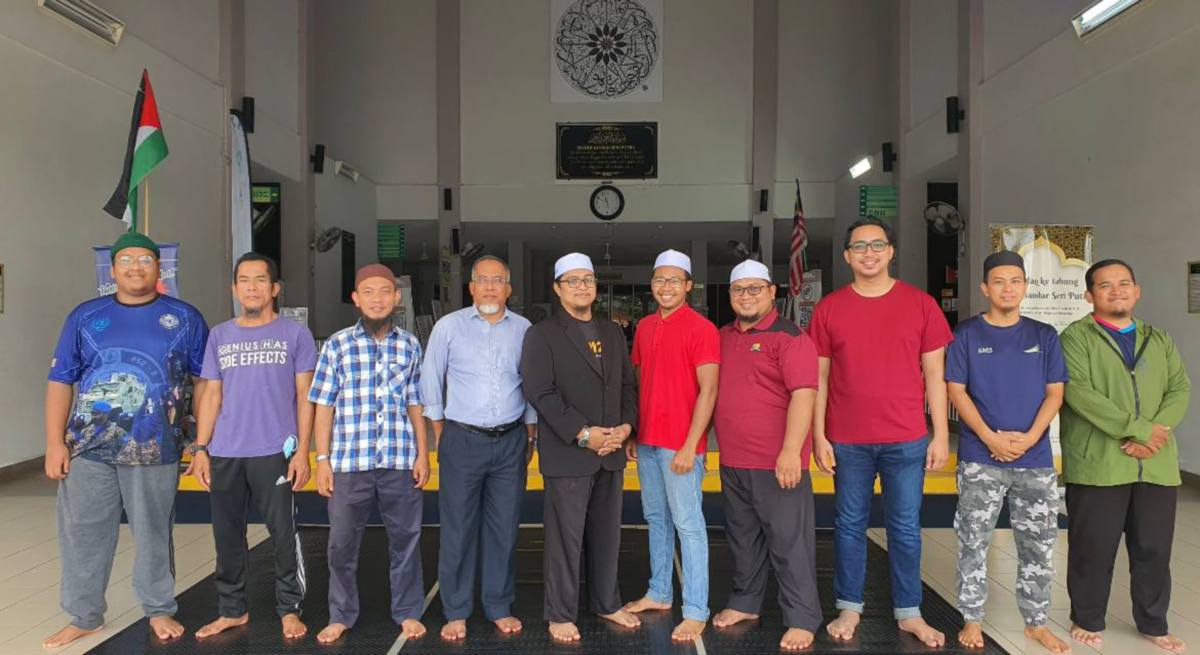MUHAMAD Amirul Azizi Roslan (lima dari kanan) dan Mohd Dzikri Mohd Nor (empat dari kanan) bersama semua yang terbabit dalam penghasilan video.FOTO Ihsan Muhamad Amirul Azizi Roslan