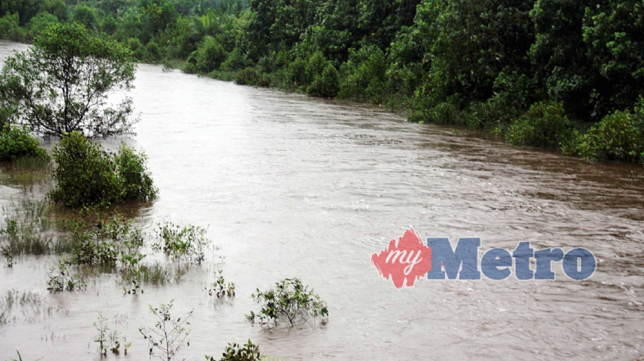 AIR banjir memenuhi dalam sungai berhampiran kampung Tenglu dan penduduk diarahkan berpindah di Pusat Penempatan Sementara di Sekolah Kebangsaan Tenglu, Mersing. FOTO Mohd Sah Muda