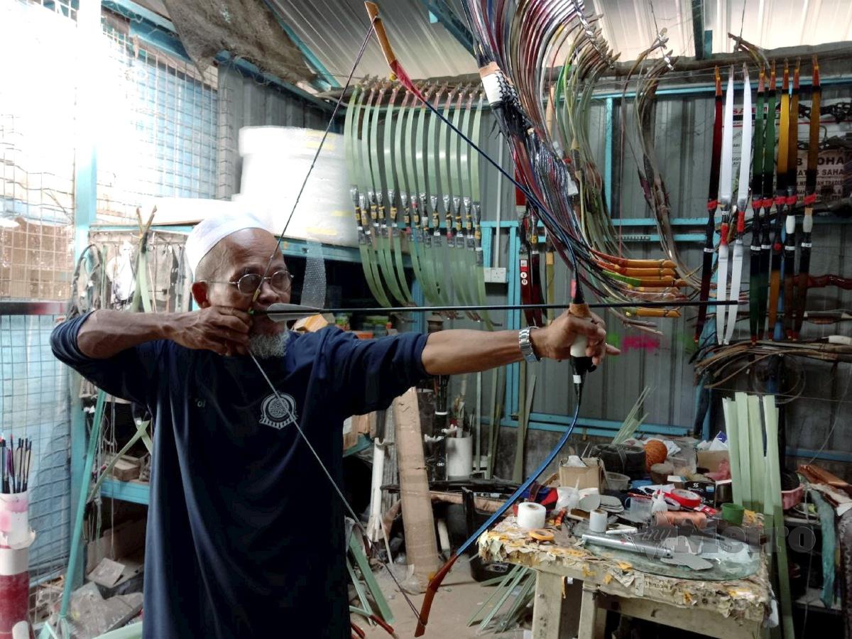 Minat mendalam terhadap sukan memanah mendorong Zulkifli menghasilkan sendiri busur tradisional sejak empat tahun lalu. FOTO NAZDY HARUN
