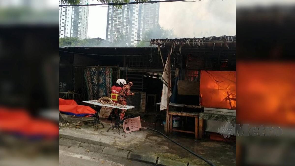 Lima lot kedai berhampiran Bloc C Projek Perumahan Rakyat (PPR) Batu muda terbakar tengah hari tadi. FOTO Ihsan bomba