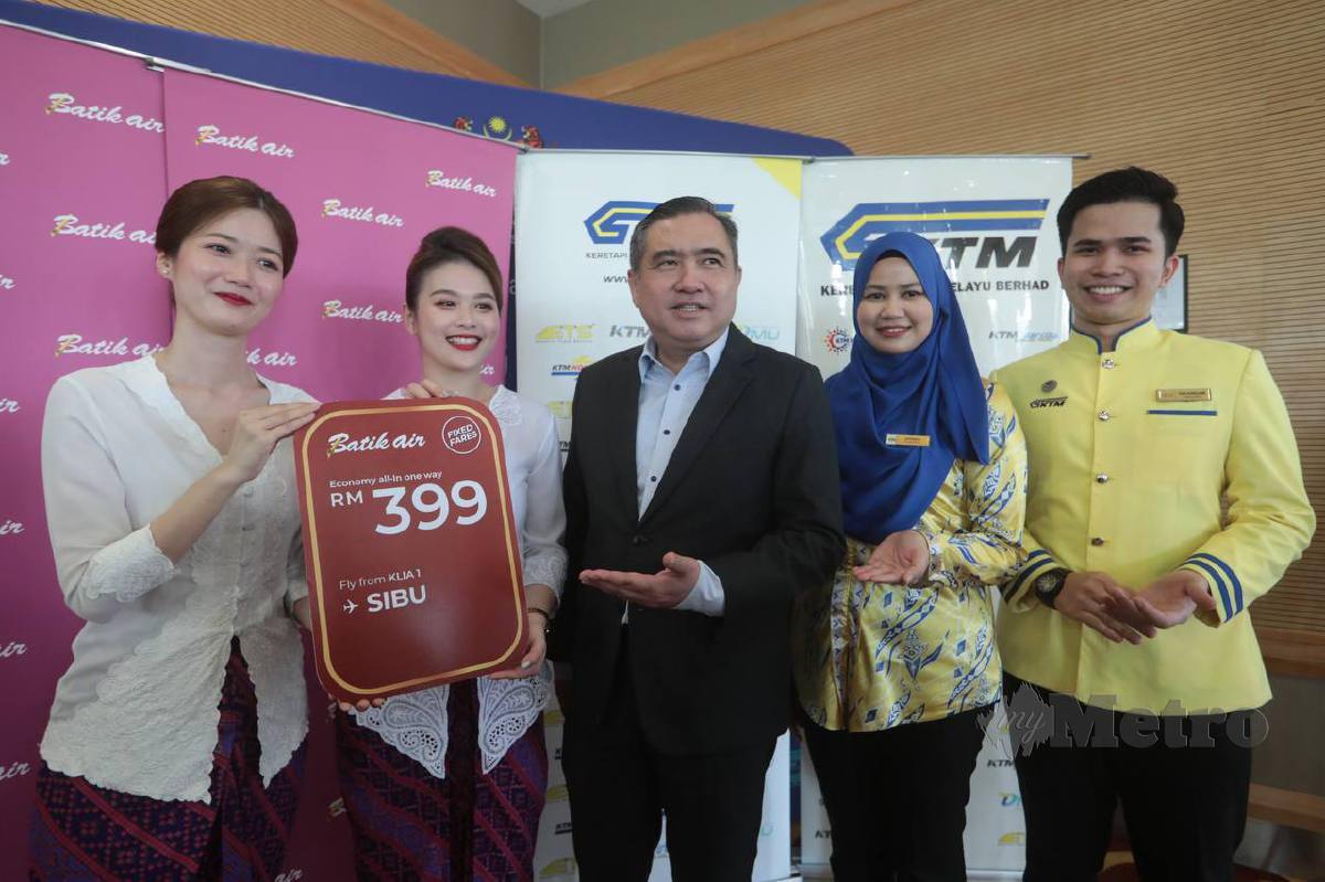 Kakitangan syarikat penerbangan Batik Air  bergambar di majlis Amanat Tahun Baharu 2024 dan sidang media Pengumuman Khas Sempena  Sambutan Perayaan Tahun Baharu Cina 2024 di Putrajaya. FOTO MOHD FADLI HAMZAH