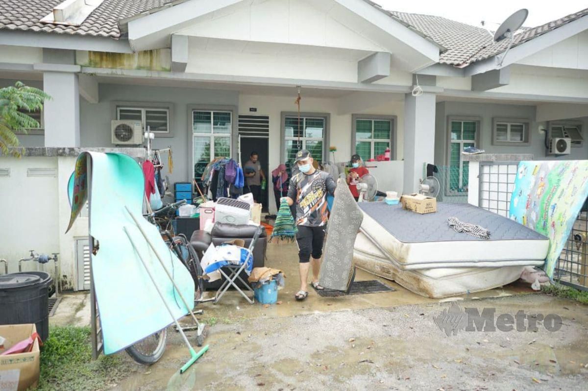 Sukarelawan Ikatan Muslimin Malaysia (ISMA) Kemamam ketika membersihkan rumah penduduk yang terjejas akibat banjir. FOTO IHSAN ISMA Kemaman