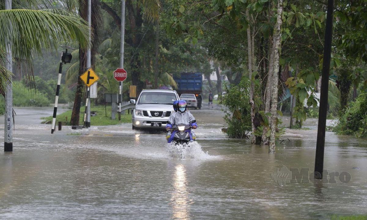 Hujan turun tanpa henti selama dua hari mengakibatkan beberapa kawasan rendah di kawasan Taman Malihah, Matang mengalami banjir. FOTO NADIM BOKHARI