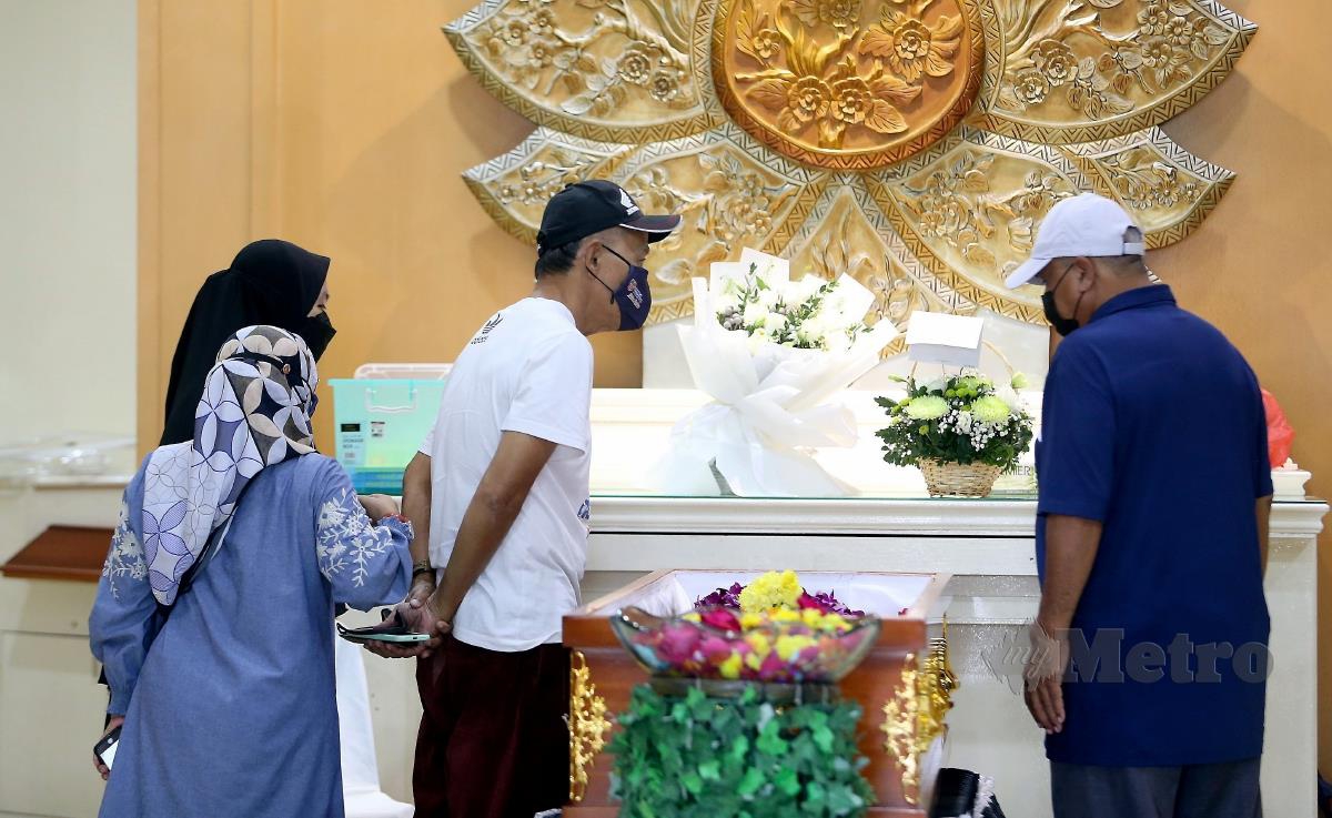 Kelihatan sahabat baik, Faizal Wong Abdullah (kiri) bersama keluarga hadir upacara  penghormatan terakhir ke atas mendiang kawan baiknya Shebby di Nirvana Memorial Center, Skudai, Johor. FOTO NUR AISYAH MAZALAN