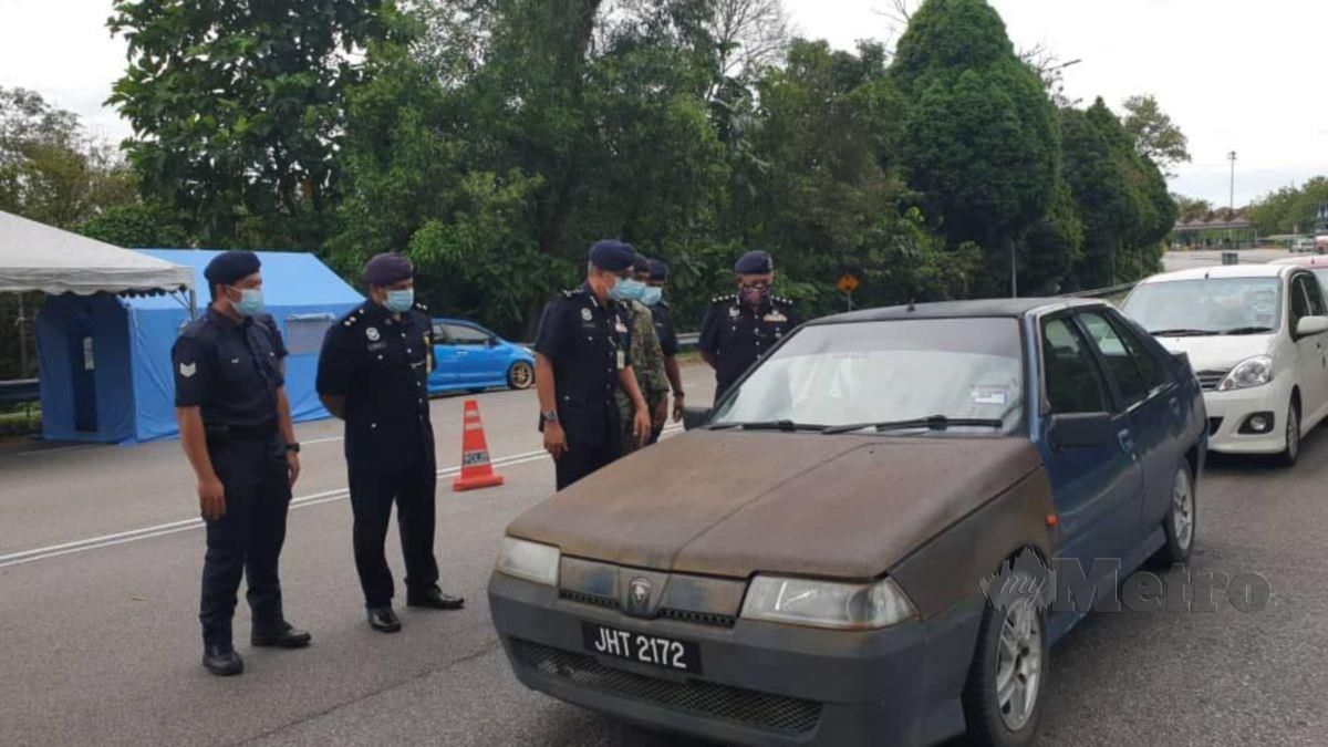 Ketua Polis Negeri Sembilan, Datuk Mohamad Mat Yusop (tiga dari kiri) memeriksa pengguna jalan raya dalam sekatan jalan raya berhampiran Plaza Tol Senawang. FOTO Mohd Amin Jalil